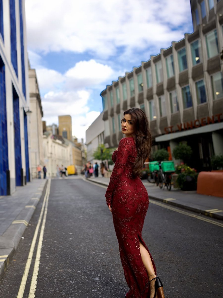 AvniSimp4Ever's tweet photo. She doesn’t need a crown when she has that kind of presence. Red was made for her. #AvneetKaur https://t.co/hsbngzc7jp