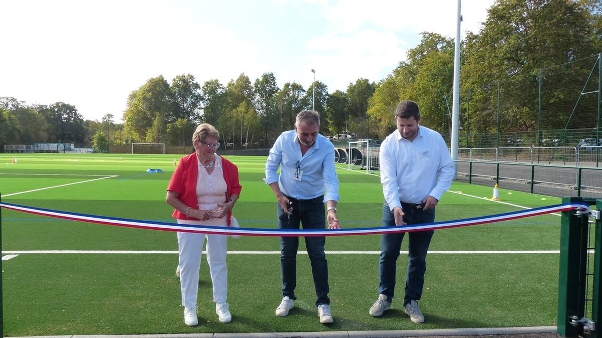 presseocean's tweet photo. Natif de la commune, il fait un don exceptionnel de 300 000 euros pour réaliser un terrain de football, près de Nantes | Presse Océan
➡️ https://t.co/VqJQeEF0ie
#Nantes https://t.co/omcze0nE8b