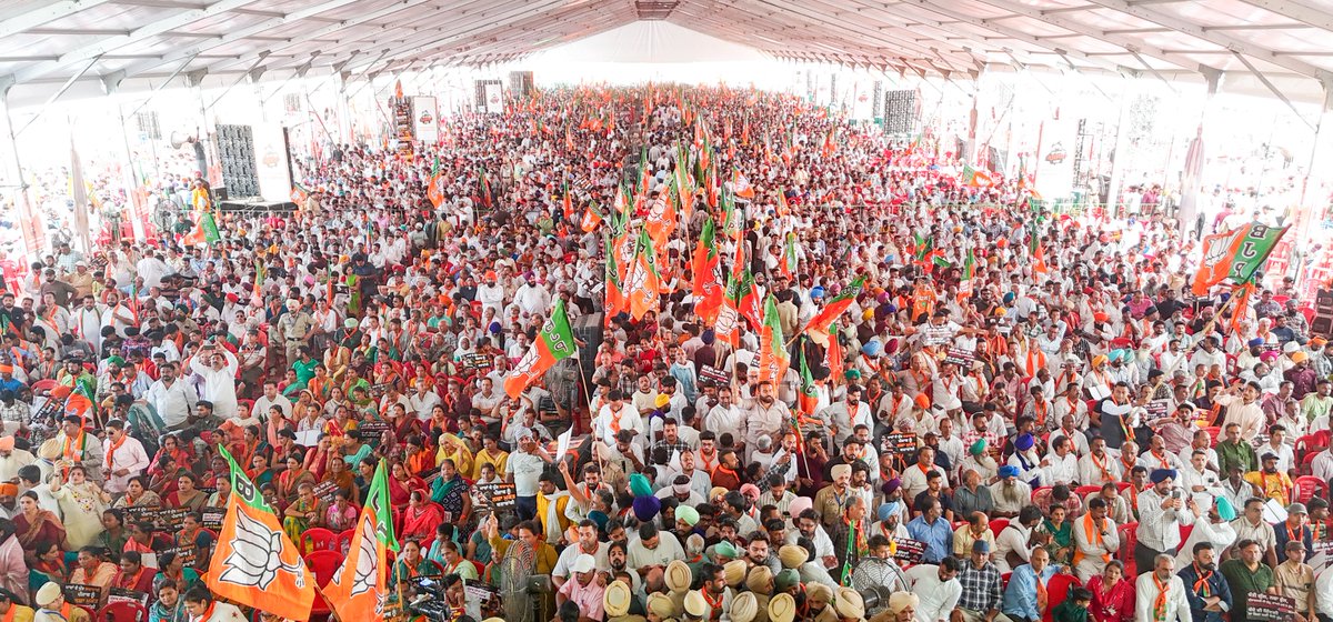 AmitShah's tweet photo. ਨਸ਼ਾ ਮੁਕਤ ਪੰਜਾਬ ਦਾ ਨਾਅਰਾ ਦੇ ਕੇ ਸੱਤਾ ਵਿੱਚ ਆਈ 'ਆਪ-ਦਾ' ਸਰਕਾਰ ਨੇ ਪੰਜਾਬ ਨੂੰ ਨਸ਼ਿਆਂ ਦੇ ਦਲਦਲ ਵਿੱਚ ਧੱਕ ਦਿੱਤਾ ਹੈ।

ਅੱਜ #NashaMuktPunjabYatra ਦੀ ਸਮਾਪਤੀ 'ਤੇ ਜਲੰਧਰ ਵਿੱਚ ਪ੍ਰਦੇਸ਼ ਭਰ ਤੋਂ ਆਈ ਜਨਤਾ ਦਾ ਉਤਸ਼ਾਹ ਦੱਸ ਰਿਹਾ ਹੈ ਕਿ ਉਹ ਪੰਜਾਬ ਵਿੱਚ ਨਸ਼ੇ ਦੇ ਵਪਾਰ ਨੂੰ ਹਵਾ ਦੇਣ ਵਾਲੀ 'ਆਪ-ਦਾ' ਸਰਕਾਰ ਨੂੰ ਹਟਾਉਣ ਦਾ ਮਨ ਬਣਾ ਚੁੱਕੀ ਹੈ।

ਪੰਜਾਬ ਨੂੰ ਨਸ਼ਾ ਮੁਕਤ ਬਣਾਉਣ ਦੇ ਸੰਕਲਪ ਨਾਲ ਪਠਾਨਕੋਟ ਤੋਂ ਸ਼ੁਰੂ ਹੋਈ ਇਹ ਯਾਤਰਾ 13 ਦਿਨਾਂ ਵਿੱਚ 4 ਹਜ਼ਾਰ ਕਿਲੋਮੀਟਰ ਅਤੇ 117 ਵਿਧਾਨ ਸਭਾ ਹਲਕਿਆਂ ਤੱਕ ਪਹੁੰਚੀ ਅਤੇ ਪਿੰਡ-ਪਿੰਡ ਵਿੱਚ ਨਸ਼ੇ ਵਿਰੁੱਧ ਜਨ-ਜਾਗਰਣ ਕੀਤਾ।
ਅਸੀਂ 31 ਦਸੰਬਰ 2029 ਤੋਂ ਪਹਿਲਾਂ ਨਸ਼ੇ ਦੇ ਇਸ ਕਾਰੋਬਾਰ ਨੂੰ ਜੜ੍ਹੋਂ ਉਖਾੜ ਕੇ ਸੁੱਟਣ ਲਈ ਸੰਕਲਪਿਤ ਹਾਂ।