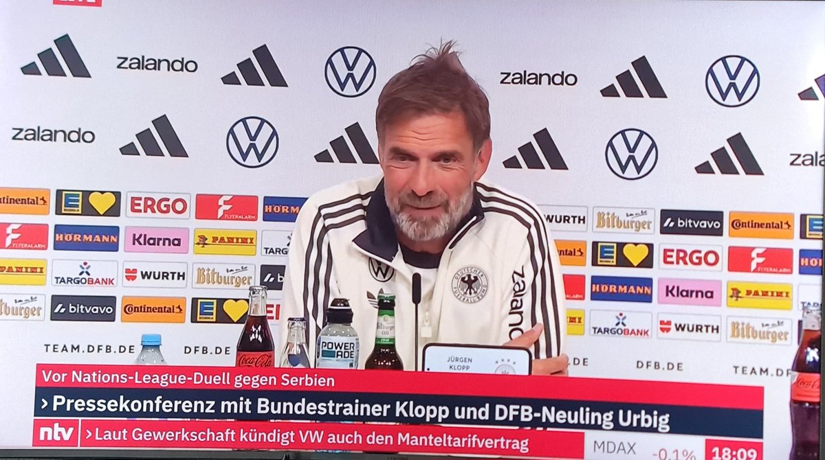 MaxeBauman8205's tweet photo. #Pressekonferenz live bei #ntv mit #DFBTeam-Trainer #Klopp.
Wohl eine seiner letzten?🤷♂️🫣🤭
Wozu gibt es für sowas überhaupt eine Pressekonferenz?🤷♂️🤦
Korrupte Profifussball ist total überbewertet,überbezahlt.
#Klopp sieht aus wie gerade aufgestanden. https://t.co/JD7sH5AZyX