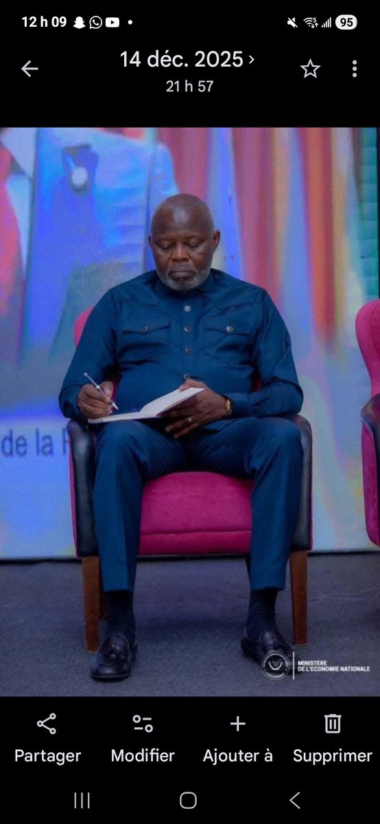 MigaboNick's tweet photo. ILS PRÉTENDENT L'OUBLIER MAIS NE CESSENT DE PARLER DE LUI. 

@VitalKamerhe1 , l’obsession de ceux qui devraient être ses alliés

Avec ou sans poste, Vital Kamerhe reste l’une des personnalités politiques les plus attaquées, diffamées et commentées. Tantôt on lui invente un exil imaginaire, tantôt on annonce sa retraite politique. D’autres organisent des directs pour l’insulter, étaler leurs frustrations et transformer leurs rancœurs personnelles en prétendues analyses politiques.

Mais le plus révélateur, c’est que ces attaques viennent rarement de l’opposition, mais plutôt de ceux qui sont censés partager le même camp politique.

Que faut-il en conclure ? Que Kamerhe dérange davantage certains de ses prétendus alliés que ses adversaires politiques ? Ou que son influence continue de susciter des frustrations chez ceux qui rêvent de le voir disparaître de l’échiquier politique ?

Au fond, une chose est certaine : quand un homme est constamment au centre des conversations de ceux qui prétendent ne plus lui accorder aucune importance, c’est que son ombre continue de les déranger.

Et parfois, les ennemis les plus acharnés ne sont pas ceux qui vous combattent en face, mais ceux qui vous sourient en public et vous combattent dans votre propre camp.
