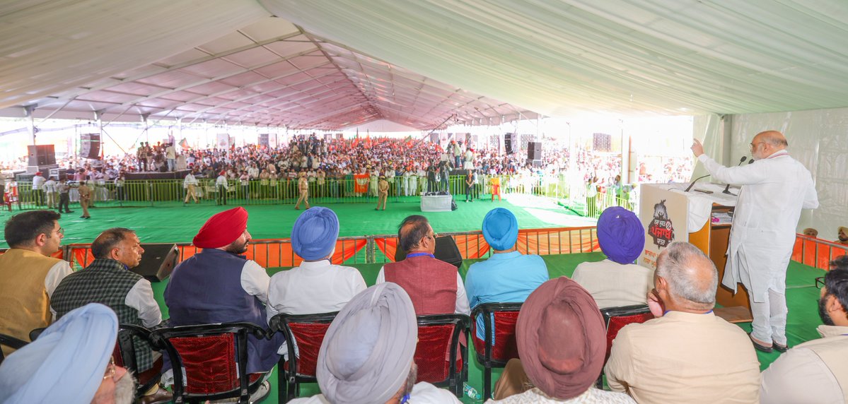 AmitShah's tweet photo. ਨਸ਼ਾ ਮੁਕਤ ਪੰਜਾਬ ਦਾ ਨਾਅਰਾ ਦੇ ਕੇ ਸੱਤਾ ਵਿੱਚ ਆਈ 'ਆਪ-ਦਾ' ਸਰਕਾਰ ਨੇ ਪੰਜਾਬ ਨੂੰ ਨਸ਼ਿਆਂ ਦੇ ਦਲਦਲ ਵਿੱਚ ਧੱਕ ਦਿੱਤਾ ਹੈ।

ਅੱਜ #NashaMuktPunjabYatra ਦੀ ਸਮਾਪਤੀ 'ਤੇ ਜਲੰਧਰ ਵਿੱਚ ਪ੍ਰਦੇਸ਼ ਭਰ ਤੋਂ ਆਈ ਜਨਤਾ ਦਾ ਉਤਸ਼ਾਹ ਦੱਸ ਰਿਹਾ ਹੈ ਕਿ ਉਹ ਪੰਜਾਬ ਵਿੱਚ ਨਸ਼ੇ ਦੇ ਵਪਾਰ ਨੂੰ ਹਵਾ ਦੇਣ ਵਾਲੀ 'ਆਪ-ਦਾ' ਸਰਕਾਰ ਨੂੰ ਹਟਾਉਣ ਦਾ ਮਨ ਬਣਾ ਚੁੱਕੀ ਹੈ।

ਪੰਜਾਬ ਨੂੰ ਨਸ਼ਾ ਮੁਕਤ ਬਣਾਉਣ ਦੇ ਸੰਕਲਪ ਨਾਲ ਪਠਾਨਕੋਟ ਤੋਂ ਸ਼ੁਰੂ ਹੋਈ ਇਹ ਯਾਤਰਾ 13 ਦਿਨਾਂ ਵਿੱਚ 4 ਹਜ਼ਾਰ ਕਿਲੋਮੀਟਰ ਅਤੇ 117 ਵਿਧਾਨ ਸਭਾ ਹਲਕਿਆਂ ਤੱਕ ਪਹੁੰਚੀ ਅਤੇ ਪਿੰਡ-ਪਿੰਡ ਵਿੱਚ ਨਸ਼ੇ ਵਿਰੁੱਧ ਜਨ-ਜਾਗਰਣ ਕੀਤਾ।
ਅਸੀਂ 31 ਦਸੰਬਰ 2029 ਤੋਂ ਪਹਿਲਾਂ ਨਸ਼ੇ ਦੇ ਇਸ ਕਾਰੋਬਾਰ ਨੂੰ ਜੜ੍ਹੋਂ ਉਖਾੜ ਕੇ ਸੁੱਟਣ ਲਈ ਸੰਕਲਪਿਤ ਹਾਂ।