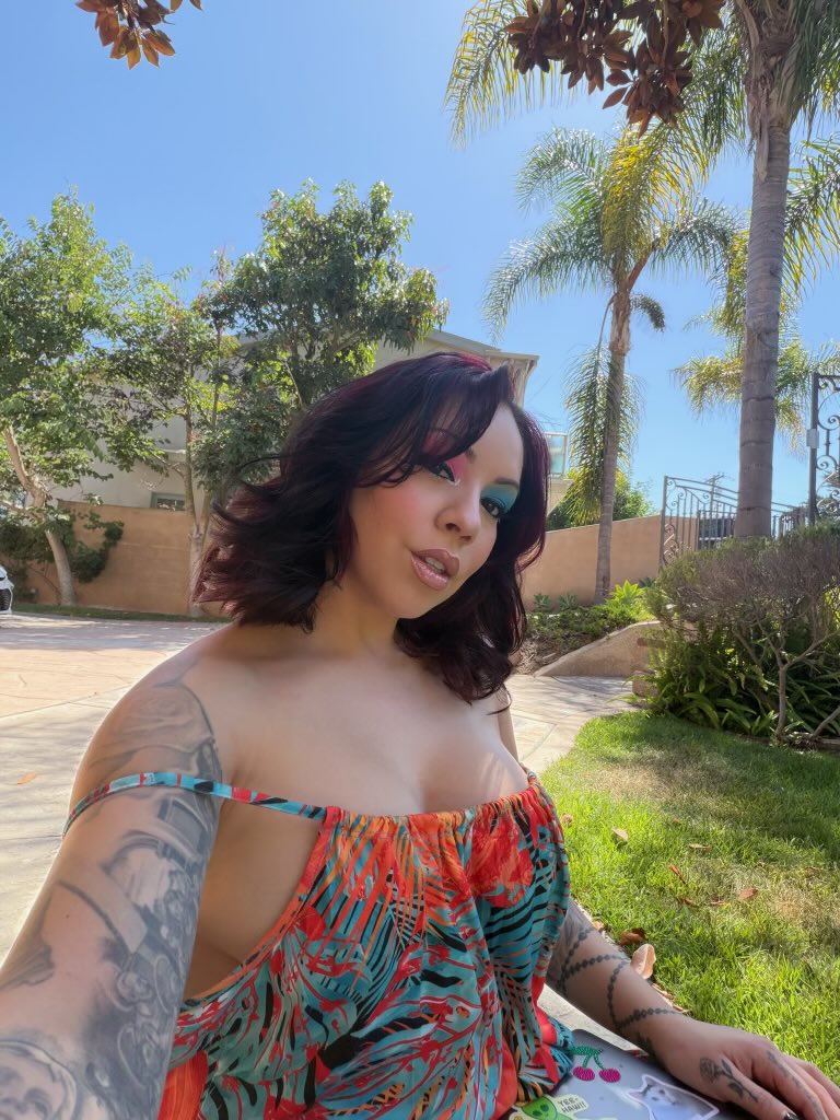 salice_roseee's tweet photo. Good morning beautiful people 🧡💚💙 https://t.co/STQ6EQNSMf