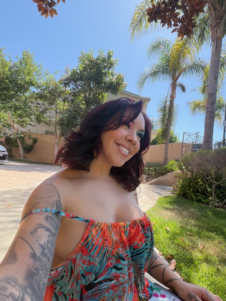 salice_roseee's tweet photo. Good morning beautiful people 🧡💚💙 https://t.co/STQ6EQNSMf