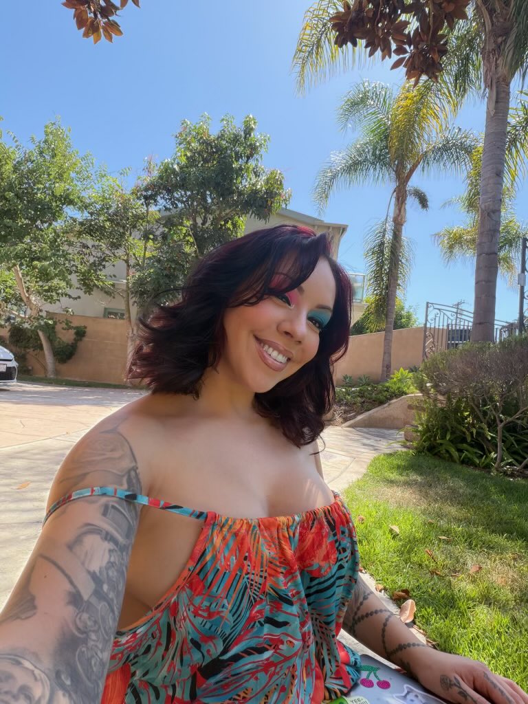 salice_roseee's tweet photo. Good morning beautiful people 🧡💚💙 https://t.co/STQ6EQNSMf