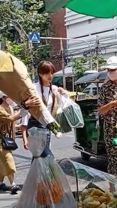 User_dewind's tweet photo. Lisa would rather carry all the stuff for her mama even when she's on the street, why would she change at the airport when she's accompying her mom. She would rather carry her mums bags herself than hire a manservant https://t.co/O2bU9TMoXE