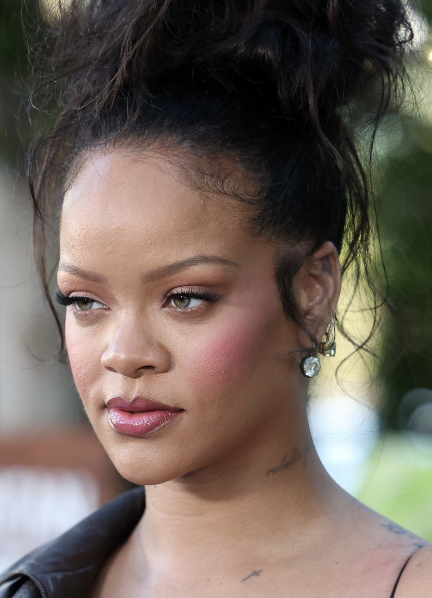 metrofive5's tweet photo. When she started making money, Rihanna secretly paid off the mortgage for the teacher who helped her as a struggling kid.🥹♥️🫂 https://t.co/sr2E7yZWVa