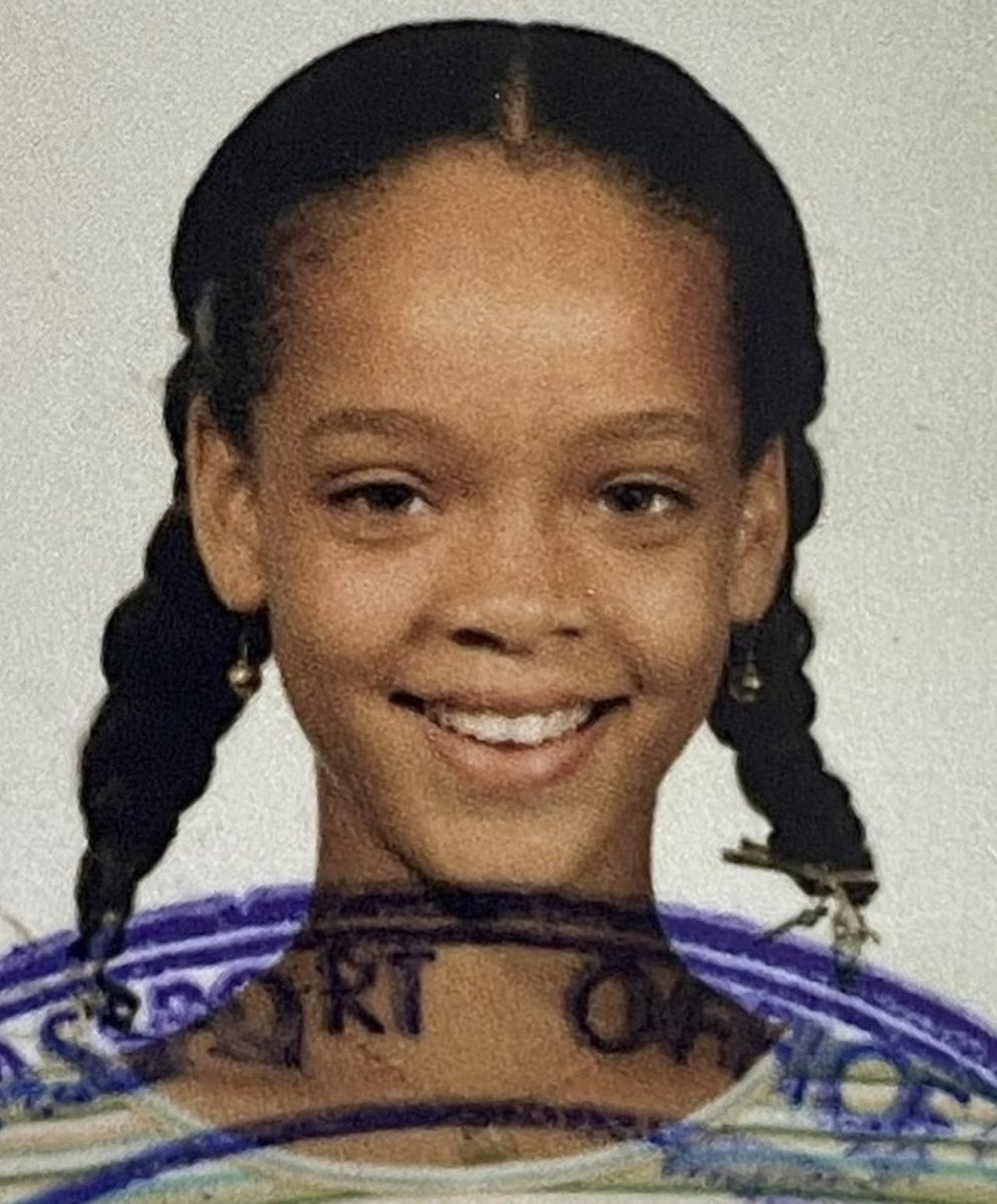 metrofive5's tweet photo. When she started making money, Rihanna secretly paid off the mortgage for the teacher who helped her as a struggling kid.🥹♥️🫂 https://t.co/sr2E7yZWVa