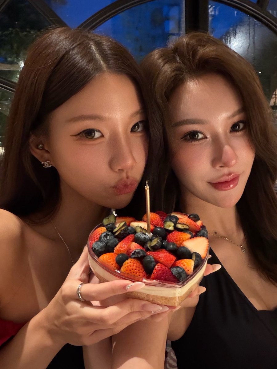 NychaSu's tweet photo. มีสาวเอาเค้กมาให้ :3 https://t.co/XlY2XeDP3C