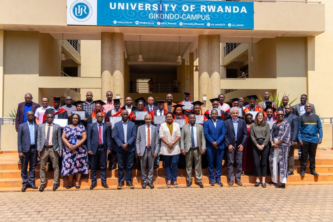 Rw_FieldEpi's tweet photo. Today, we celebrate 14 graduates of #FETP Intermediate Cohort 3!

This cohort includes public health and veterinary professionals, equipped with field epidemiology skills to strengthen disease surveillance, outbreak investigation and response in Rwanda

Congratulations, Cohort 3! https://t.co/VLRhAoQV07