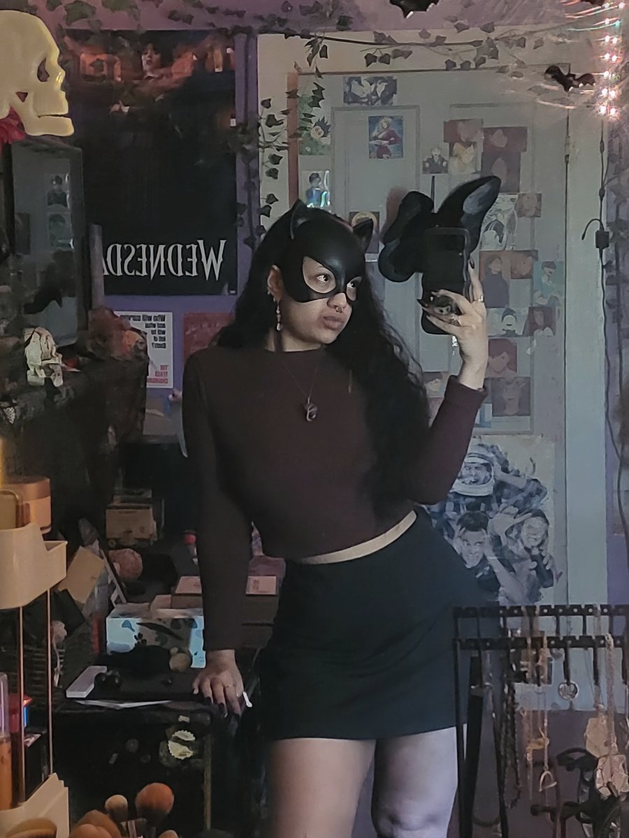 ghostiespriv's tweet photo. im considering catwoman for halloween.. https://t.co/o2RKTXeWDz