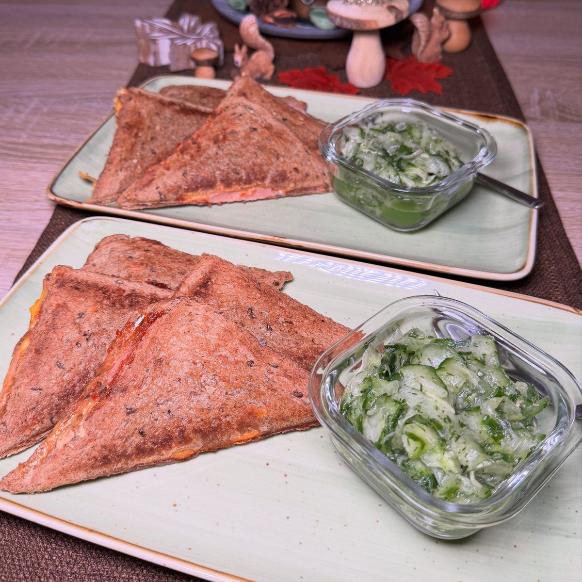 _cherrylein_'s tweet photo. Käse-Schinken Sandwiches aus dem Sandwich-Maker mit Gurkensalat 🥪😋 🥒 Rezept: https://t.co/WdkdKyPdrh #sandwiches #sandwichmaker https://t.co/ezC7cdWbUW