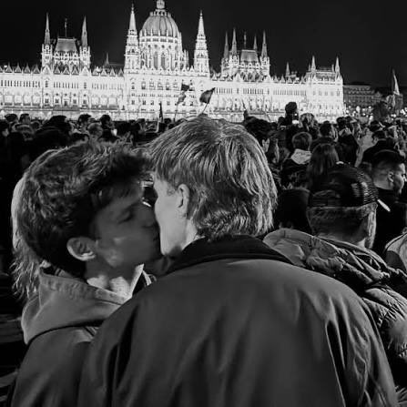 GayLib's tweet photo. En Hongrie, Péter Magyar veut revenir sur les lois anti-LGBT de l’ère Orbán et ouvrir l’adoption aux couples gays.

« Chacun est libre d’aimer qui il veut. »

La liberté d’aimer et de fonder une famille n’est ni de droite ni de gauche : c’est une liberté fondamentale. 🇭🇺🇪🇺🏳️‍🌈 https://t.co/dt2ETFxjEm