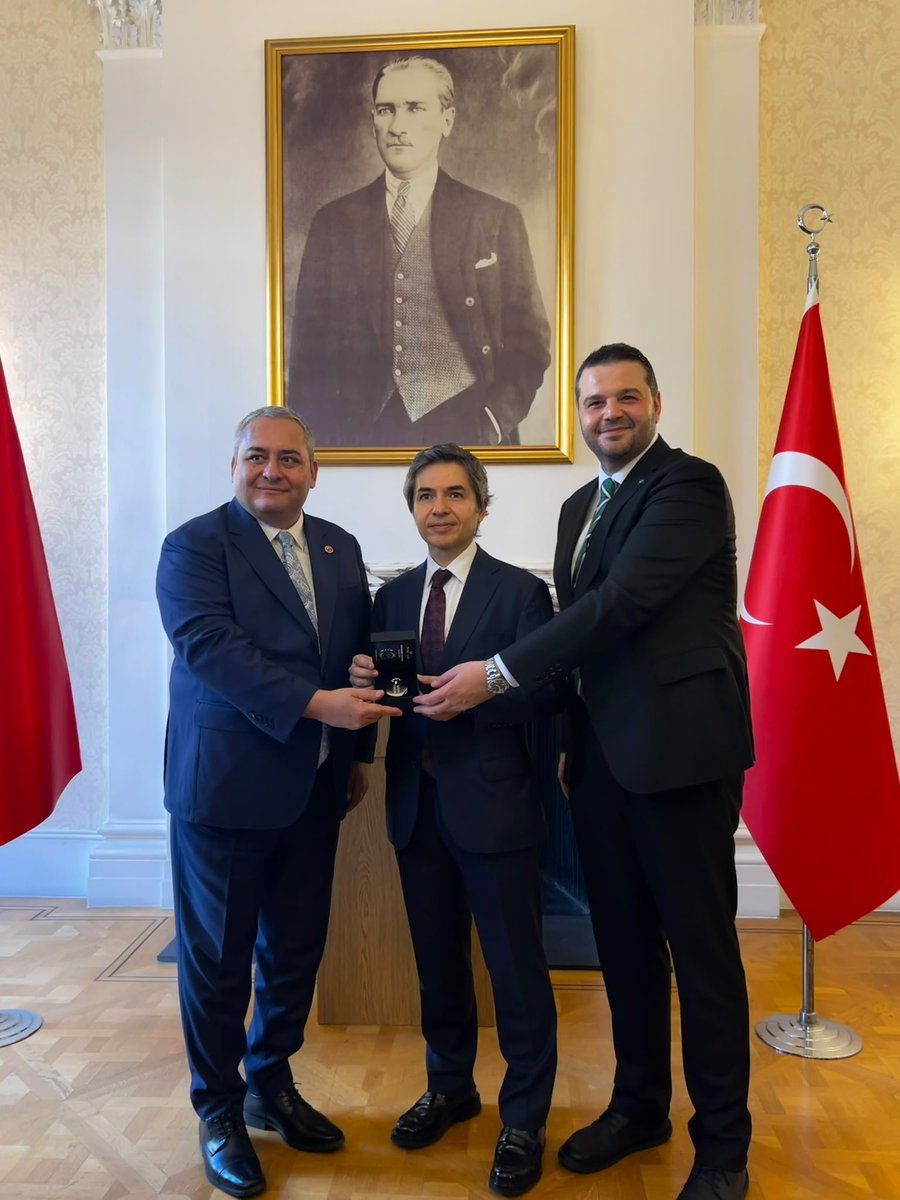 AkKeciorenResmi's tweet photo. İngiltere’deki temasları kapsamında; 

İlçe Başkanımız Sayın Ömer Faruk İslam, Keçiören Belediye Başkanımız Sayın Dr. Mesut Özarslan ve belediye yöneticilerimiz, Londra Büyükelçimiz Sayın Osman Koray Ertaş’ı ziyaret ettiler.

Sayın Büyükelçimize hoş sohbeti ve nazik misafirperverliği için teşekkür ediyor, çalışmalarında başarılar diliyoruz.

@RTErdogan
@hakanhanozcan
@erhansarigol
@AkpartiAnkara
@omerfarukislam
@OzarslanMesut