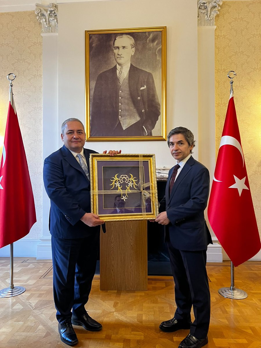 AkKeciorenResmi's tweet photo. İngiltere’deki temasları kapsamında; 

İlçe Başkanımız Sayın Ömer Faruk İslam, Keçiören Belediye Başkanımız Sayın Dr. Mesut Özarslan ve belediye yöneticilerimiz, Londra Büyükelçimiz Sayın Osman Koray Ertaş’ı ziyaret ettiler.

Sayın Büyükelçimize hoş sohbeti ve nazik misafirperverliği için teşekkür ediyor, çalışmalarında başarılar diliyoruz.

@RTErdogan
@hakanhanozcan
@erhansarigol
@AkpartiAnkara
@omerfarukislam
@OzarslanMesut