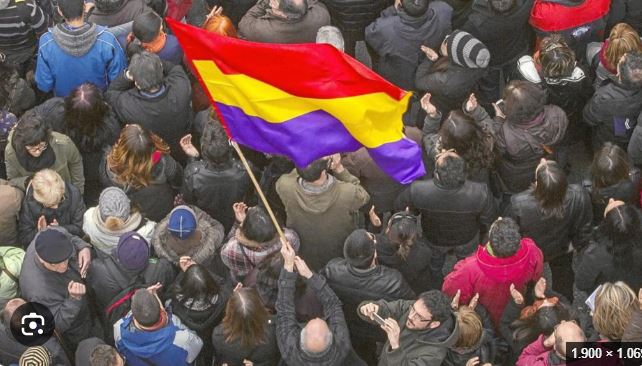 Rafael_Narbona's tweet photo. DEMOCRACIA O FASCISMO

En las elecciones generales de 2027 en España, la alternativa no es izquierda o derecha, sino democracia o fascismo. Las fuerzas de izquierdas deben aliarse y buscar un espacio de encuentro para frenar a la ultraderecha. Si gobiernan PP y Vox, las desigualdades se exacebarán aún más, la represión policial y judicial asfixiará cualquier brote de disidencia o inconformismo, los derechos de las mujeres y las personas LGTBI se volverán más frágiles, la escuela y la sanidad públicas profundizarán su deterioro, los inmigrantes soportarán un obsceno hostigamiento, los especuladores disfrutarán de barra libre, los salarios y las pensiones se estancarán o bajarán, los empresarios podrán despedir con más facilidad y el empleo se precarizará aún más, la vivienda consolidará sus precios abusivos y excluyentes, las medidas contra el calentamiento se diluirán, la caza y los toros llegarán a las escuelas, los matones ultraderechistas podrán intimidar con impunidad a las personas vulnerables, crecerá el presupuesto de defensa a costa del gasto social y España se alineará incondicionalmente con EEUU e Israel, autorizando el uso de las bases de Morón y Rota para bombardear Oriente Medio.

El POSE es una izquierda tibia e insuficiente. Sumar carece de un proyecto propio y Podemos atribuyó una importancia desmedida a las batalles identitarias. ERC y Bildu sueñan con la independencia, sin reparar en lo que aportan. Cataluña y el País Vasco actúan como muros de contención del fascismo. Sin ellos, la ultraderecha ya gobernaría. Todas estas fuerzas políticas, con sus errores y sus aciertos, deberían hacer un esfuerzo y pactar para que PP y Vox no lleguen al gobierno y pongan en marcha su programa ultraderechista. 

Europa y EEUU ya incuban el huevo de la serpiente, pero aún es posible aplastarlo. Quizás dentro de una década ya no exista esa oportunidad. La defensa de la democracia exige responsabilidad, madurez y generosidad. Espero que la izquierda comprenda esto y no pierda su oportunidad con divisiones estériles.
