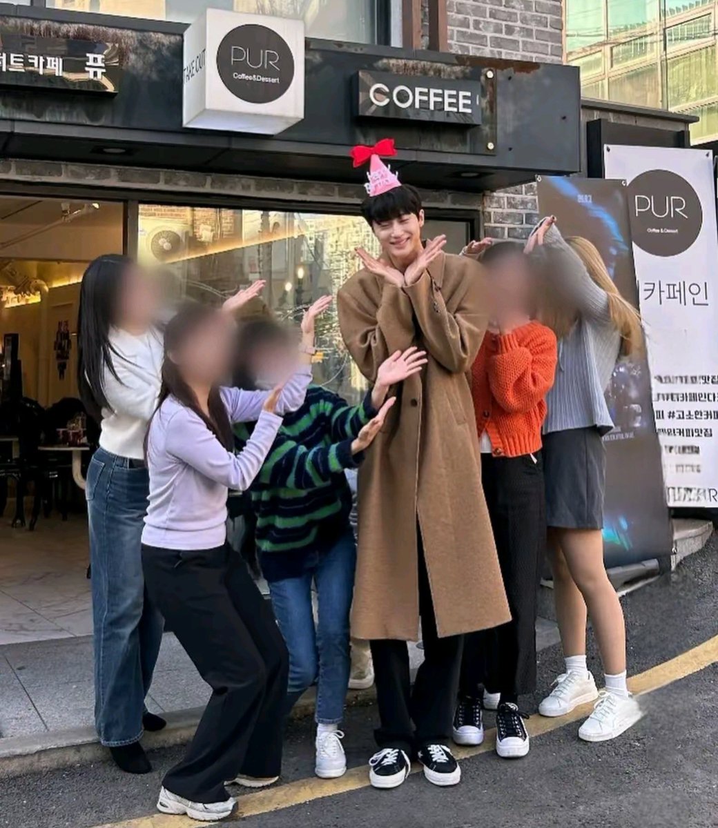 hereforbwsbtw's tweet photo. Wooseok with TTEs back in 2023 during his birthday café event. So lucky 🥹

#ByeonWooSeok #변우석 https://t.co/CBe7dz0o5j