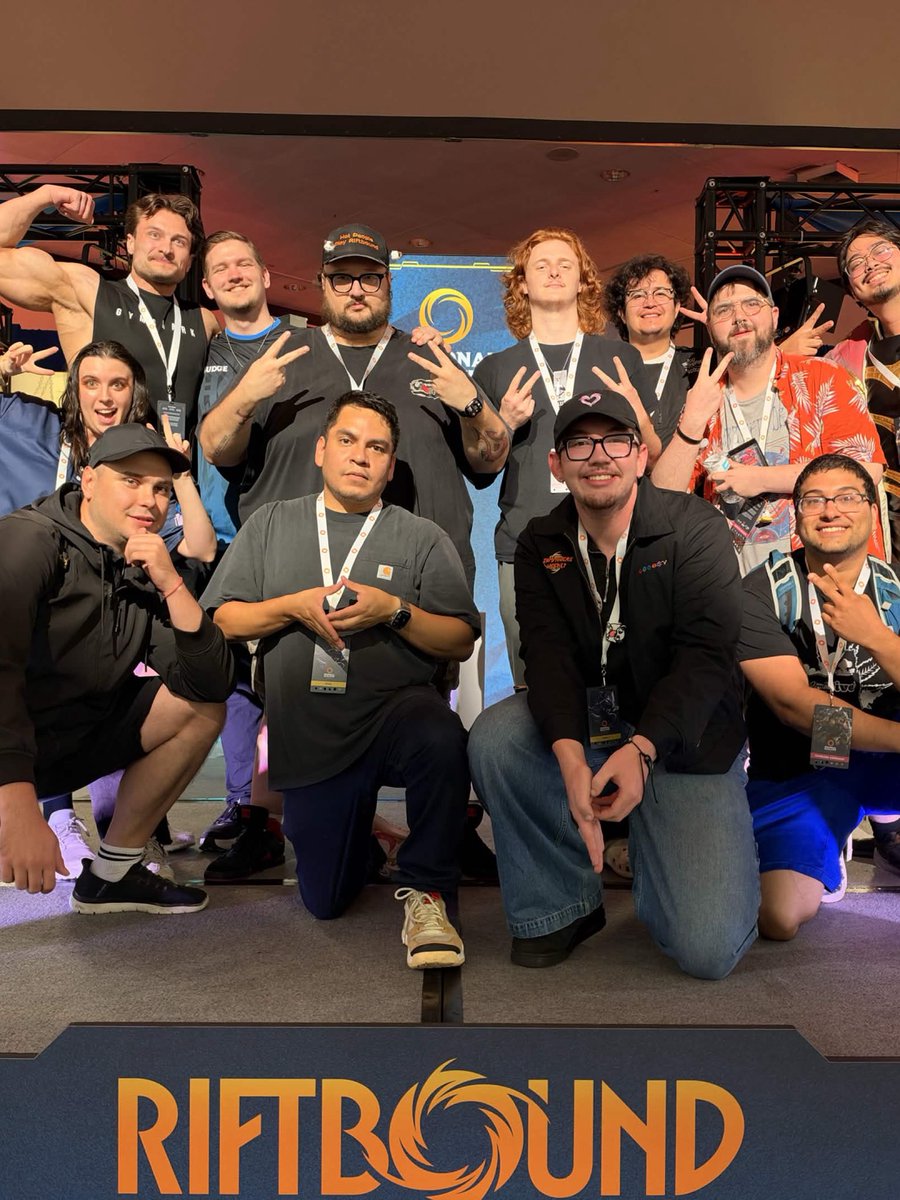 Bone_CC4's tweet photo. #RQLA was such a blast, I had so much fun getting to rep @SummonersWkly this weekend, I’m so grateful to be apart of this wonderful community where everyone is so passionate.

It was great getting to meet my fellow creators and YOU, yes you reading this, yall are so special!

Also congrats to the absolute GOAT @Prismaticismism
