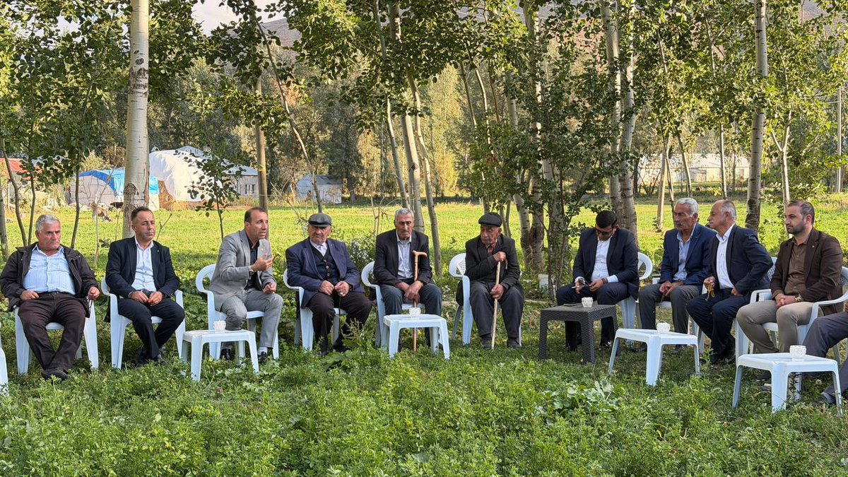 Akgencyova's tweet photo. 📍 Adaklı | Yüksekova

Memleketi konuşmak için bazen uzun cümlelere değil, sıcak bir çaya ve samimi bir muhabbete ihtiyaç vardır.

İlçe Başkanımız Sn. Burhan YAŞAR, Gençlik Kolları Başkanımız Sn. Servet Kürşat AKKURT ve teşkilatımızla birlikte Adaklı Köyü’müzde kıymetli hemşehrilerimizi ziyaret ettik.

Sıcak çayları eşliğinde büyüklerimizin gönül sohbetlerine ortak olduk; hal ve hatırlarını sorduk, istek ve taleplerini dinledik. Onların tecrübelerinden istifade ettik, güzel dileklerini ve hayır dualarını aldık.

Bizim siyaset anlayışımız; milletimizin kapısını çalmak, halini hatırını sormak, gönlüne dokunmak ve memleketimizin yarınlarını yine milletimizle birlikte konuşmaktır.

Büyüklerimizin duası, gençlerimizin heyecanı ve hemşehrilerimizin güveniyle; Yüksekova’mız için daha güzel yarınlara hep birlikte yürüyoruz. 
@RTErdogan