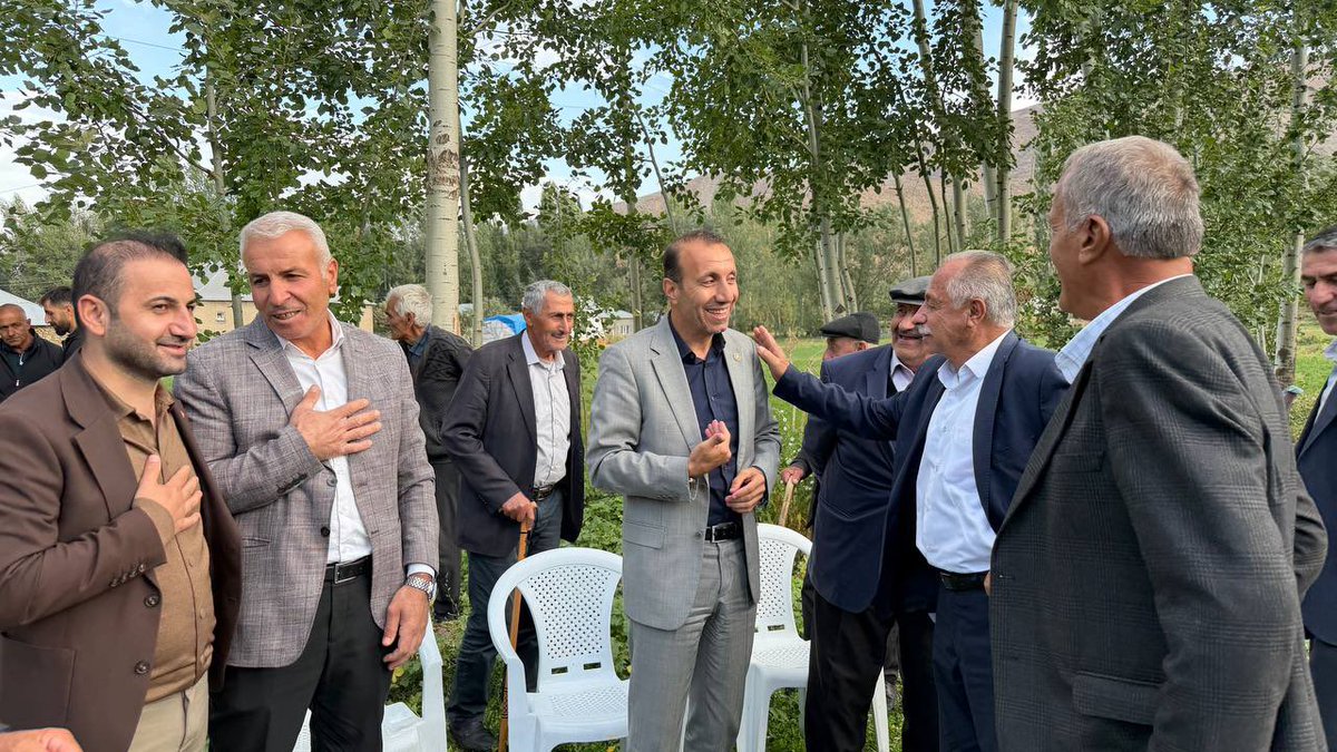 Akgencyova's tweet photo. 📍 Adaklı | Yüksekova

Memleketi konuşmak için bazen uzun cümlelere değil, sıcak bir çaya ve samimi bir muhabbete ihtiyaç vardır.

İlçe Başkanımız Sn. Burhan YAŞAR, Gençlik Kolları Başkanımız Sn. Servet Kürşat AKKURT ve teşkilatımızla birlikte Adaklı Köyü’müzde kıymetli hemşehrilerimizi ziyaret ettik.

Sıcak çayları eşliğinde büyüklerimizin gönül sohbetlerine ortak olduk; hal ve hatırlarını sorduk, istek ve taleplerini dinledik. Onların tecrübelerinden istifade ettik, güzel dileklerini ve hayır dualarını aldık.

Bizim siyaset anlayışımız; milletimizin kapısını çalmak, halini hatırını sormak, gönlüne dokunmak ve memleketimizin yarınlarını yine milletimizle birlikte konuşmaktır.

Büyüklerimizin duası, gençlerimizin heyecanı ve hemşehrilerimizin güveniyle; Yüksekova’mız için daha güzel yarınlara hep birlikte yürüyoruz. 
@RTErdogan