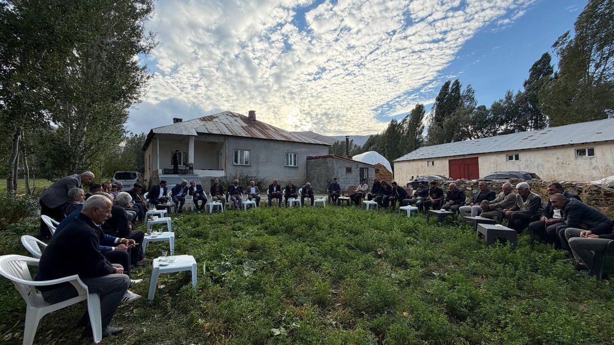 Akgencyova's tweet photo. 📍 Adaklı | Yüksekova

Memleketi konuşmak için bazen uzun cümlelere değil, sıcak bir çaya ve samimi bir muhabbete ihtiyaç vardır.

İlçe Başkanımız Sn. Burhan YAŞAR, Gençlik Kolları Başkanımız Sn. Servet Kürşat AKKURT ve teşkilatımızla birlikte Adaklı Köyü’müzde kıymetli hemşehrilerimizi ziyaret ettik.

Sıcak çayları eşliğinde büyüklerimizin gönül sohbetlerine ortak olduk; hal ve hatırlarını sorduk, istek ve taleplerini dinledik. Onların tecrübelerinden istifade ettik, güzel dileklerini ve hayır dualarını aldık.

Bizim siyaset anlayışımız; milletimizin kapısını çalmak, halini hatırını sormak, gönlüne dokunmak ve memleketimizin yarınlarını yine milletimizle birlikte konuşmaktır.

Büyüklerimizin duası, gençlerimizin heyecanı ve hemşehrilerimizin güveniyle; Yüksekova’mız için daha güzel yarınlara hep birlikte yürüyoruz. 
@RTErdogan