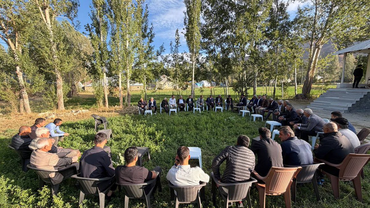 Akgencyova's tweet photo. 📍 Adaklı | Yüksekova

Memleketi konuşmak için bazen uzun cümlelere değil, sıcak bir çaya ve samimi bir muhabbete ihtiyaç vardır.

İlçe Başkanımız Sn. Burhan YAŞAR, Gençlik Kolları Başkanımız Sn. Servet Kürşat AKKURT ve teşkilatımızla birlikte Adaklı Köyü’müzde kıymetli hemşehrilerimizi ziyaret ettik.

Sıcak çayları eşliğinde büyüklerimizin gönül sohbetlerine ortak olduk; hal ve hatırlarını sorduk, istek ve taleplerini dinledik. Onların tecrübelerinden istifade ettik, güzel dileklerini ve hayır dualarını aldık.

Bizim siyaset anlayışımız; milletimizin kapısını çalmak, halini hatırını sormak, gönlüne dokunmak ve memleketimizin yarınlarını yine milletimizle birlikte konuşmaktır.

Büyüklerimizin duası, gençlerimizin heyecanı ve hemşehrilerimizin güveniyle; Yüksekova’mız için daha güzel yarınlara hep birlikte yürüyoruz. 
@RTErdogan