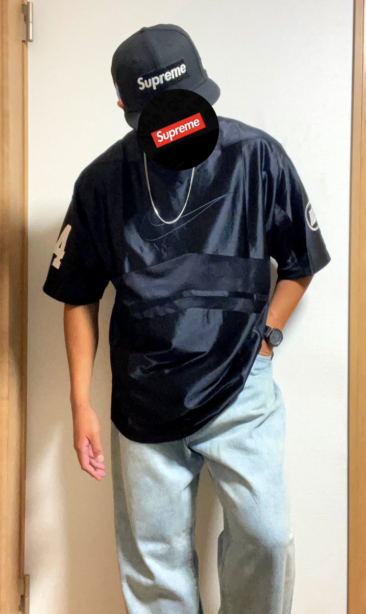 supreme_BIGMAN's tweet photo. 買えたら良いなくらいの気持ちだったけどめっちゃ良かった！
フットボールシャツとかってパンツは何に合わせんのが良いんだろうか？
とりあえずサイズ感の参考にしてください〜

Supreme®/Nike® Football Jersey XL

身長185 体重83 https://t.co/w9EVtq5cdt