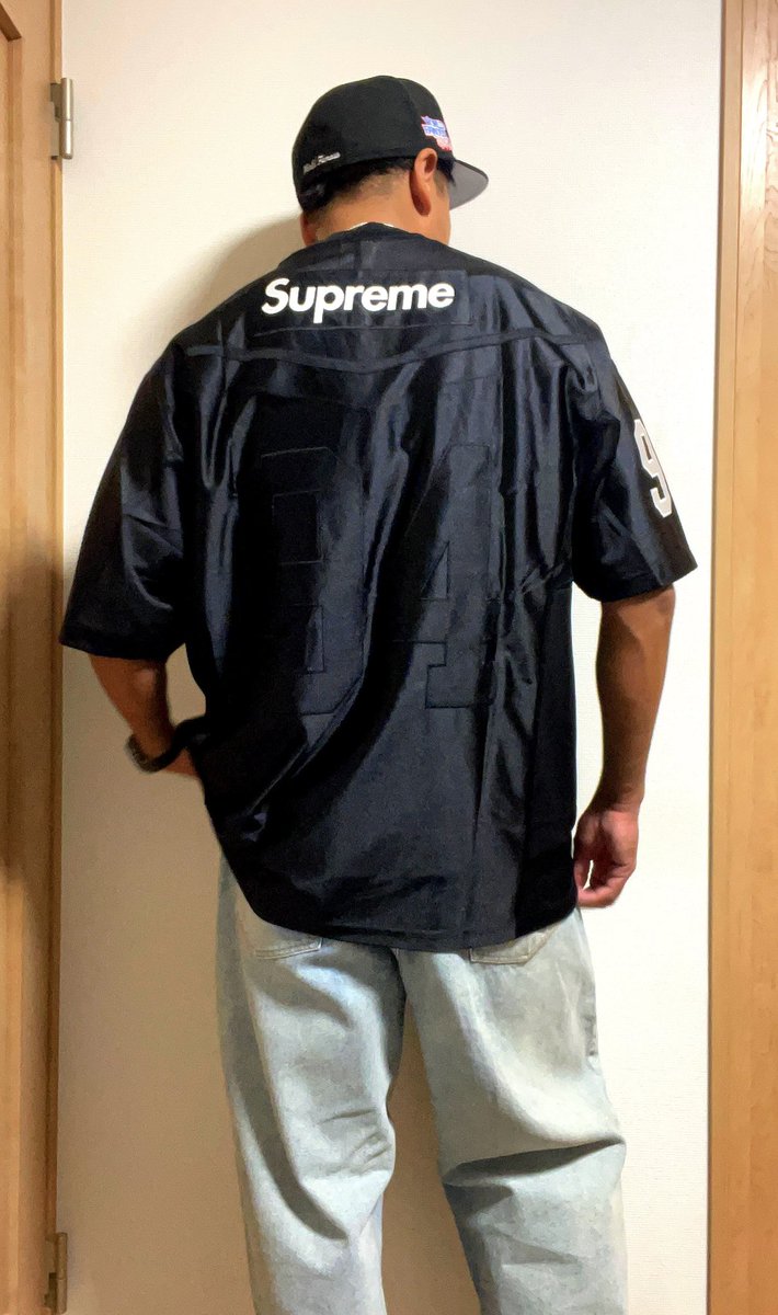 supreme_BIGMAN's tweet photo. 買えたら良いなくらいの気持ちだったけどめっちゃ良かった！
フットボールシャツとかってパンツは何に合わせんのが良いんだろうか？
とりあえずサイズ感の参考にしてください〜

Supreme®/Nike® Football Jersey XL

身長185 体重83 https://t.co/w9EVtq5cdt