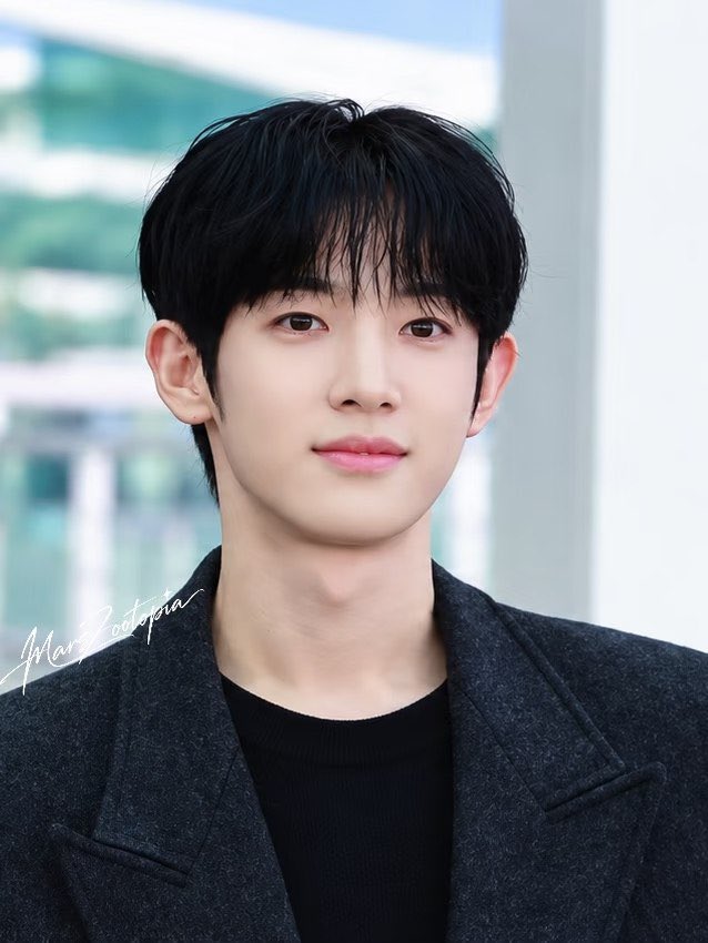 truemilkrep11's tweet photo. Tự hào lắm Siwoo ơi, lần này lại tiếp tục xinh đẹp và toả sáng nhé. 

BONNE JOURNÉE SIWOO #PARKSIWOO  #PARKSIWOOPFWSS27 https://t.co/Yedze6plp6