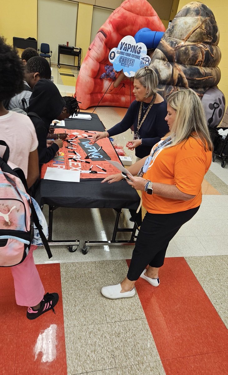 OCPSAO's tweet photo. Meadowbrook MS Mustangs pledged to be VAPE FREE!!! π«
Huge thank you to Principal Miller & the amazing staff for the warm welcome, and to Evans HS SGA for the incredible banner!
#VapeFree #MustangPride #OCPS #EvansSGA https://t.co/jv5ef91HDJ