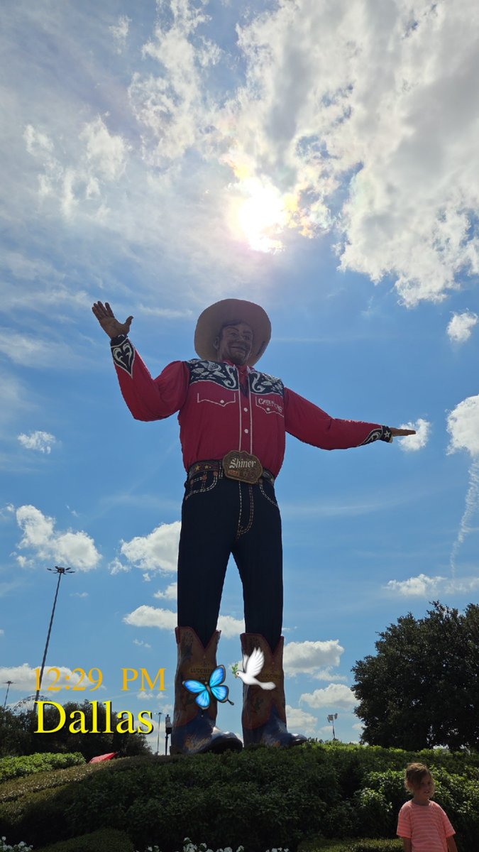 moonlitefire's tweet photo. Howdy folks #BigTex got a whole new outfit 🎡🎪 @StateFairOfTX https://t.co/wuvq9XToHS