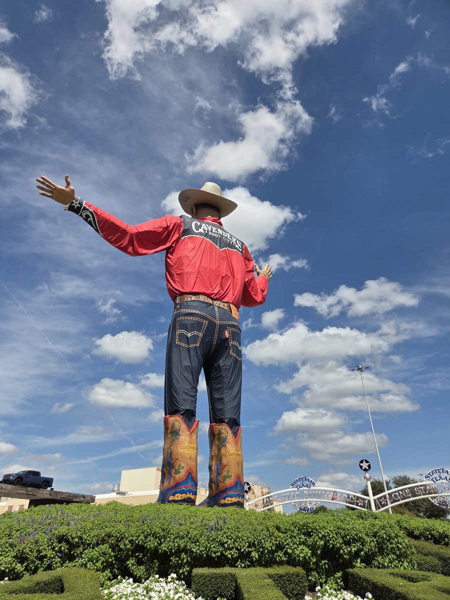 moonlitefire's tweet photo. Howdy folks #BigTex got a whole new outfit 🎡🎪 @StateFairOfTX https://t.co/wuvq9XToHS