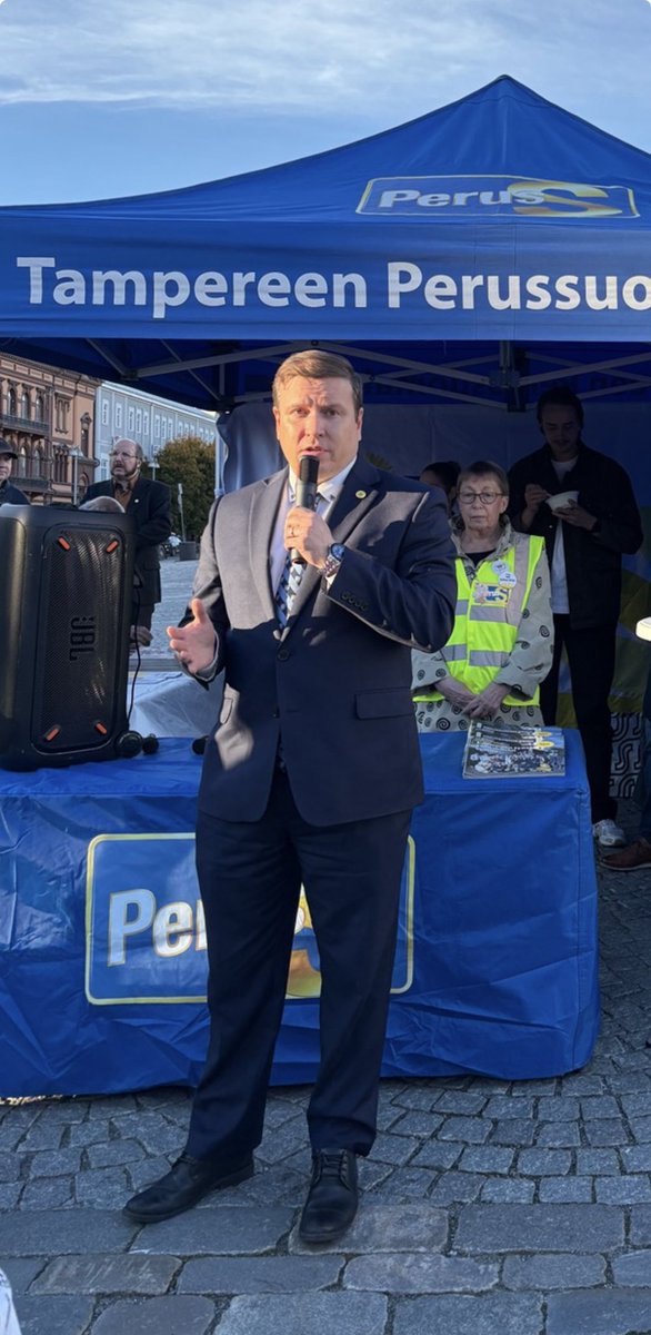 VilleTavio's tweet photo. Hyviä kohtaamisia tänään toriteltalla! Perussuomalaisille kansallisen edun puolustaminen tulee ensin. 

Kiitos Tampereen Ps aktiiveille telttatapahtuman järjestämisestä. https://t.co/jHeMj5KLu3