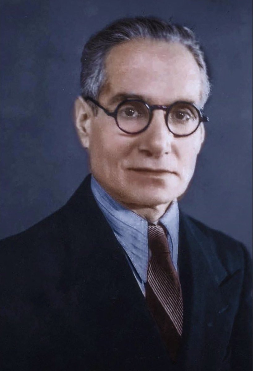 Adorno_Persian's tweet photo. «امروز کشوری به نام اسلام نمانده تا شما دعوی فرمانروایی کنید.
در همین ایران، مردم به نام ایرانیگری می‌زیند نه به نام مسلمانی»

- احمد کسروی (شیعیگری)

یک‌سال پیش از کاردآجین شدنش به ۲۷ ضربه در کاخ دادگستری، به فرمان خمینی که به پیروانش گفته بود:

تخم این ناپاک را از روی زمین براندازید!

در پاسخ به پرسش «مگر شما ملایان را نمی‌شناسید؟»
در “خواهران و دختران ما” نوشته بود:

«آنان دسته‌ای هستند که در این کشور مُفت می‌خورند و کاری که از دستشان بر می‌آید ایستادگی در برابر پیشرفت بوده است»

کسروی می‌گفت مگر فراموش کرده‌اید که اینان سالیان دراز با دبستان‌ها دشمنی و محصلان را تکفیر می‌کردند.
زیرا این طبقه هیچ کار مشروعی در زندگی اجتماعی بر عهده ندارد.

«نه بافنده‌اند، نه ریسنده‌اند، نه سازنده‌اند، نه کارنده‌اند، نه دوزنده‌اند، نه می‌خرند و نه می‌فروشند»

و درست یک‌سال پیش از قتلش در اسفند ۱۳۲۴ نوشت:

«یک جمله بگویم، هیچکاره‌اند.
هر گامی که مردم به سوی بهتری بر می‌دارند اینان با آن دشمنند…
اینست چون کاری نمی‌دارند و بیکار هم نمی‌توانند نشست به مردم آزاری می‌پردازند»

خودش پیش‌تر درس خوانده‌ی حوزه بود و سال‌ها به کارگری و بافندگی گذراند تا “نان مفت” نخورد.

درس‌ها خواند و زبان‌ها آموخت؛ از جغرافیا و ریاضی تا تاریخ و ستاره‌شناسی، از فرانسه و عربی تا اسپرانتو و انگلیسی.

بازرس دادگستری شد و روزنامه‌نگار، نویسنده و معلم، و در رأس همه “وجدان بیدار روشنفکری”
حتی زمانی که به افراط راه پیمود و تندی کرد، اما شأن نقد و حقیقت را فرو نگذاشت.

گفته‌اند که مدت‌ها پیش از آن‌که حکم تکفیرش را دهند و بدست “فدائیان اسلام” در ۵۵ سالگی به همراه منشی جوانش، سلاخی‌اش کنند،
نواب صفوی همراه دو نفر به خانه‌اش رفت تا با او “بحث و فحص” فقهی کنند،
که به شهادت یکی از همراهان که بعدها به مقام “مدرس برجسته حوزه” رسید:

«کسروی هر سه تای ما رو یه لقمه کرد!»

گناهش همان بود که در گفتار سوم “در پیرامون اسلام” نوشته بود که مجتهدان با دروغ و افسانه، دستگاه فرمانروایی برای خود چیده‌اند و امروز این دستگاه «بیش از هر چیز به کار مفتخواری می‌آید»

از این‌رو بود که خمینی او را «بیهوده‌گو، افیونی، بی‌خرد و ناپاکترین عنصر» خواند و خطاب به آنان که درد دین دارند گفت از جای برخیزید.

«همه دیدید کتاب‌های یک نفر تبریزی بی‌سر و پا که تمام آیین شماها را دستخوش ناسزا کرد»

و همین شد که با “رفعت اسلامی” حکم قتلش را داد و او را مفسد فی‌الارض خواند و گفت:

«جوانان غیرتمند با مشت آهنین تخم این ناپاک را از روی زمین براندازند»

خودش اما پیش‌تر در آبان‌ماه ۱۳۱۶ در “پیمان” جواب‌شان را داده بود:

«کسی که خویشتن آلوده پستی‌هاست در پست‌های دیگران بانگاه ماده نگرد و آنها را عیب نشمارد»

و در فراز درخشانی در “شیعیگری” نوشته بود:

«ما می‌گوییم کیش شما از ریشه تباه است و آنان می‌خواهند با همان کیش ما را “کافر” خوانند.
در اینجاست که باید هر کسی به اندازه نادانی آنان پی‌برد»

چه آنگاه که در رساله‌ی “پرسش و پاسخ” خطاب به مجتهدان نوشته بود:

«اسلام نام دستگاه مفتخواری شماست…
و شما جز پایداری دستگاه خود را نمی‌خواهید »

و چه در آن فراز از فصل چهارم “شیعیگری” که از آرزوی خطرناک ملایان در تشکیل حکومت شرعی نوشته بود:

«آرزویی یکسره به زیان مردم که نتیجه‌ای جز درماندگی و بدبختی یک توده نتواند بود»

خودش نیک می‌دانست چه در انتظار اوست. برای همین هم خطاب به شب‌زدگان گفت:

«سخنان ما ریشه‌دار است و با طپانچه از میان نخواهد رفت»

جُرمش هشداری بود که نیم قرن پیش از “حکومت ملایان” از تباه شدن زندگی مردمان ایران در استیلای نعلین و عبا داد.

طُرفه آن‌که به گواه تاریخ، بزرگی نامش نیز در همین هشدار ماندگار شد.

- احمد کسروی که سه سال قبل از کارد آجین شدنش در “دادگستری” در شماره‌ی ۶۱ نشریه‌ی “پرچم” نوشت:

«اول کشور است و میهن.
مرام و کیش و عقیده همگی پس از ایران»

امروز ۱۳۶ ساله شد!