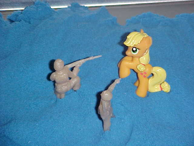 SWOESIGHT's tweet photo. "applejack under attack in blue sand"
aaronplecak on da https://t.co/QXKGMcClDg