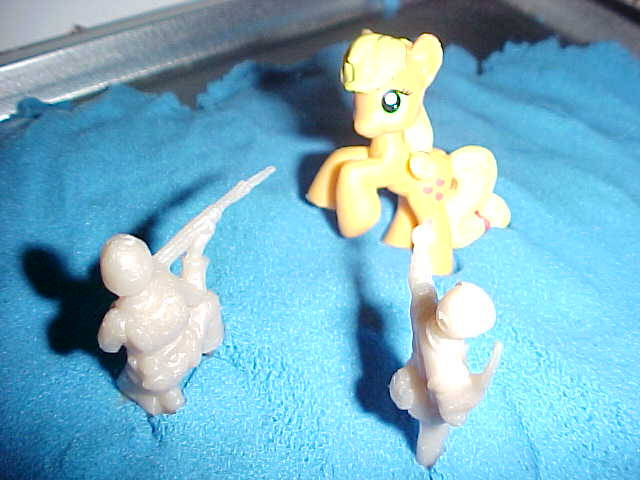 SWOESIGHT's tweet photo. "applejack under attack in blue sand"
aaronplecak on da https://t.co/QXKGMcClDg