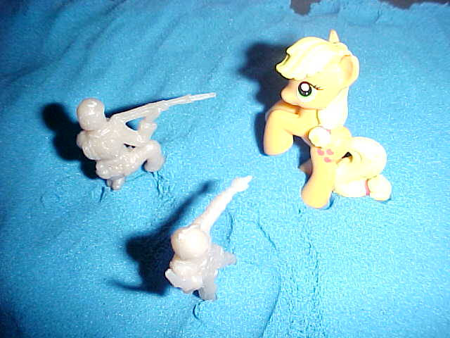 SWOESIGHT's tweet photo. "applejack under attack in blue sand"
aaronplecak on da https://t.co/QXKGMcClDg