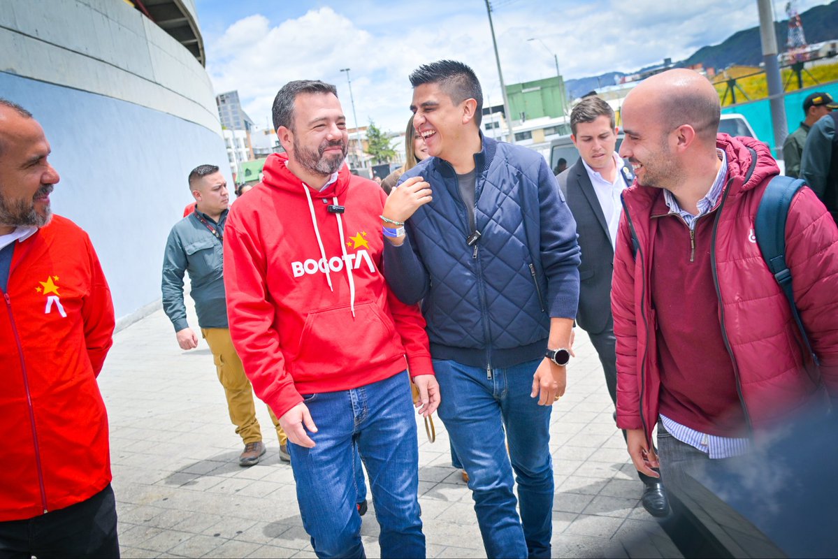 SaavedraMDavid's tweet photo. ¡Bogotá va a tener el mejor estadio!

El nuevo estadio será para 60.000 espectadores, tendrá 74 metros de altura, techo retráctil y estará listo en diciembre de 2028 con una inversión total de 2.4 billones de pesos.

Acompañamos al alcalde @CarlosFGalan junto a @SenciaBogota en el anuncio de esta esperada obra para la ciudad y todo el país.

Sin duda, Bogotá va a tener el mejor estadio de Latinoamérica, que será el corazón del deporte, la cultura y el entretenimiento.

El anuncio de hoy nos demanda el compromiso para hacerle riguroso seguimiento desde el @ConcejoDeBogota a esta construcción, que no es una remodelación ni una adecuación, sino que arranca de cero.

Vamos a hacer que Bogotá entre a las grandes ligas de los mejores estadios del mundo.