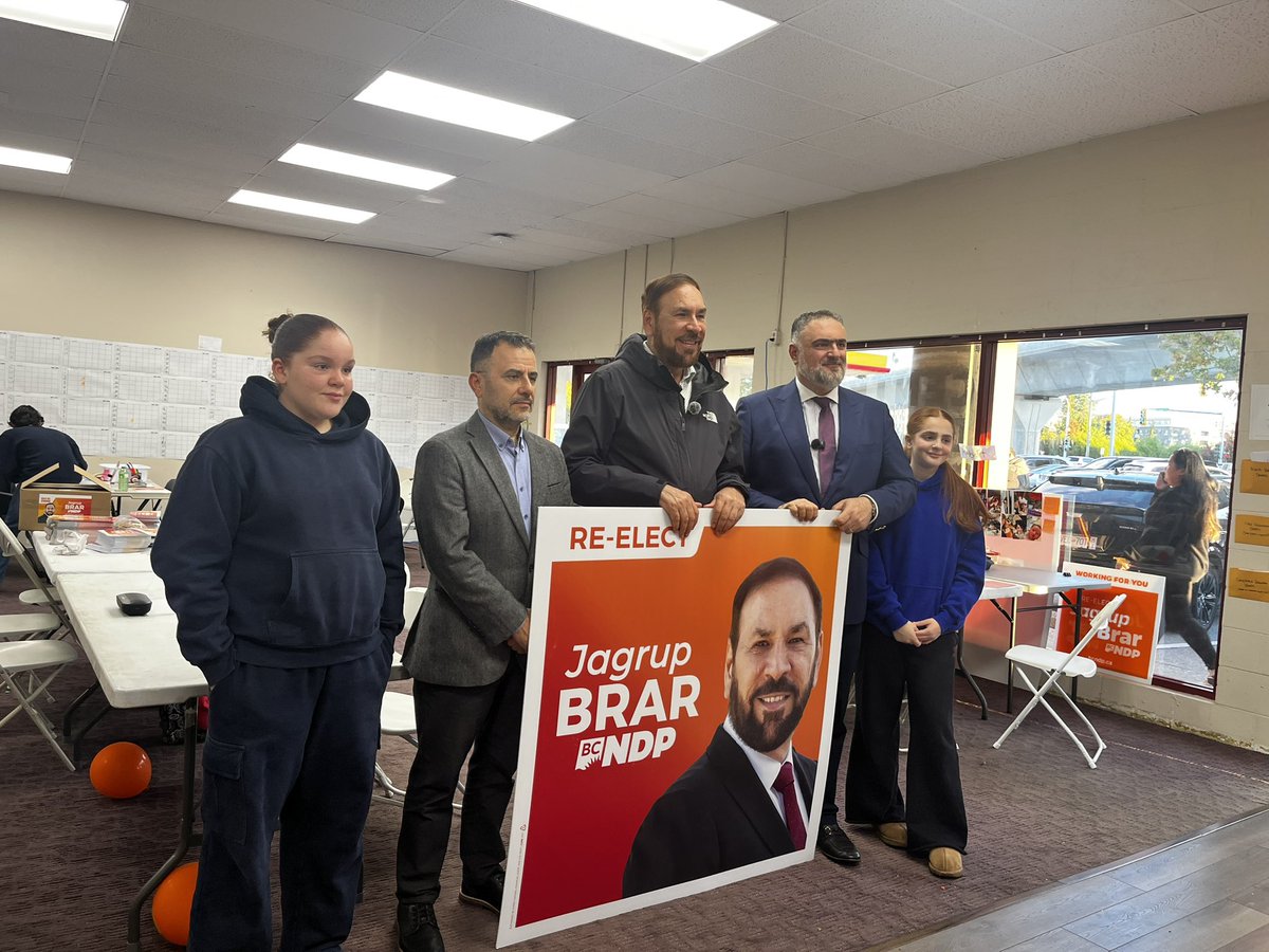 JagrupBrar1's tweet photo. Thanks my friend Abdel Karim Awwad for stopping by at my campaign office, and showing your support ✌️ https://t.co/aRPHBdySy8