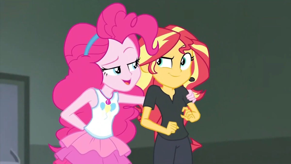 comfortsunpie's tweet photo. She loves hugging her girlfriend https://t.co/0Loy2aBZQ5