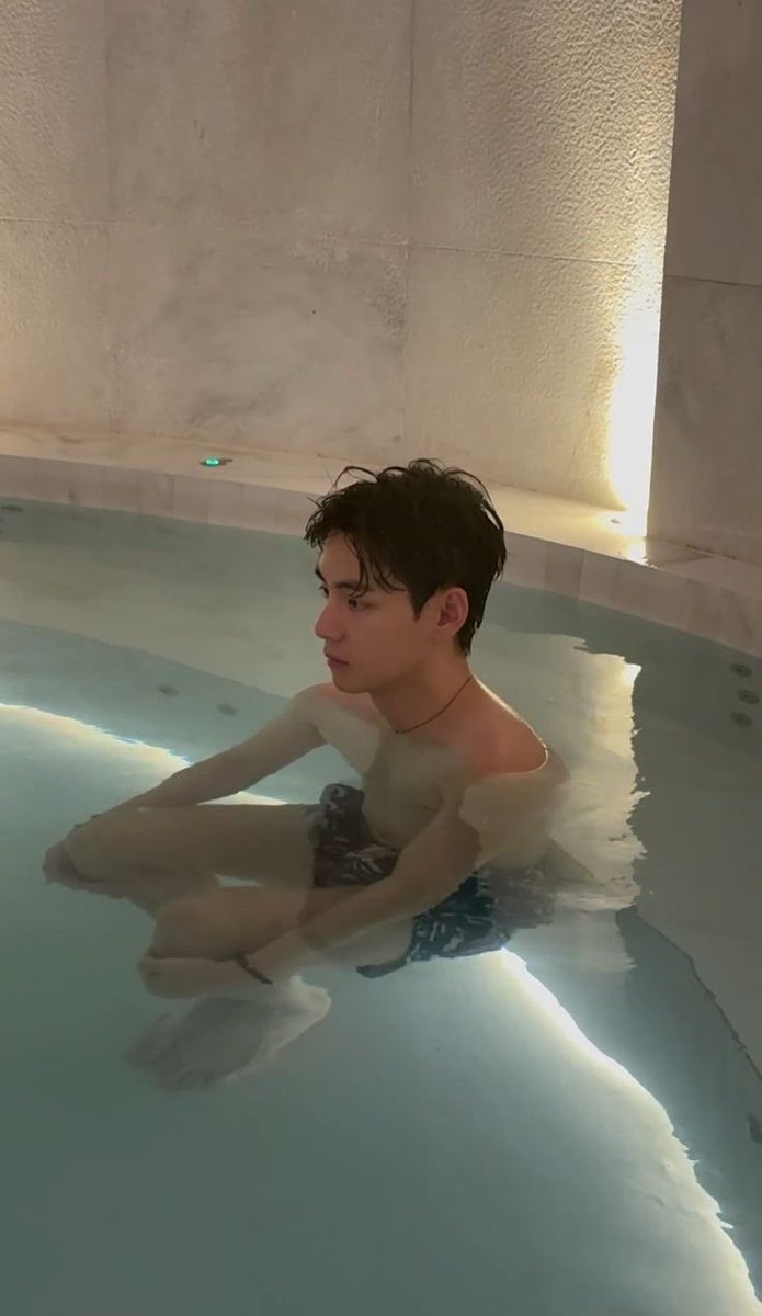 kitteete's tweet photo. love a dip in the pool   ٩(^ᗜ^ )و https://t.co/C4RDenmlkQ