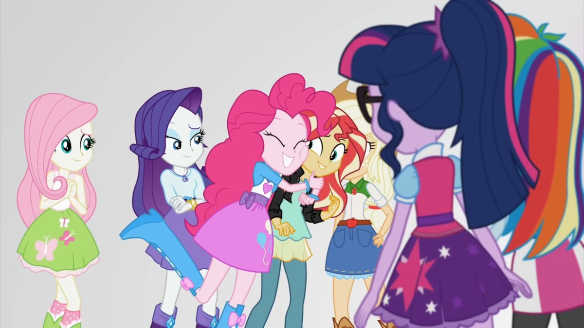 comfortsunpie's tweet photo. She loves hugging her girlfriend https://t.co/0Loy2aBZQ5