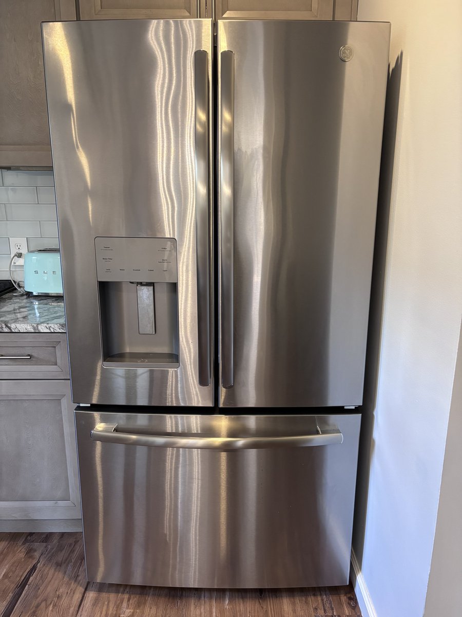 ARmastrangelo's tweet photo. I bought this @GE_Appliances fridge in March 2020. Six and a half years later, it’s dead. The repair quote is $2,350, which means it's time to buy a new fridge.

Meanwhile, the white fridge in my garage that looks like it's from WWII is still running strong.

For the price of one brand-new GE fridge, I could buy 30 used white fridges on Facebook Marketplace that will all still be alive after I'm gone.

What happened to us as a nation?