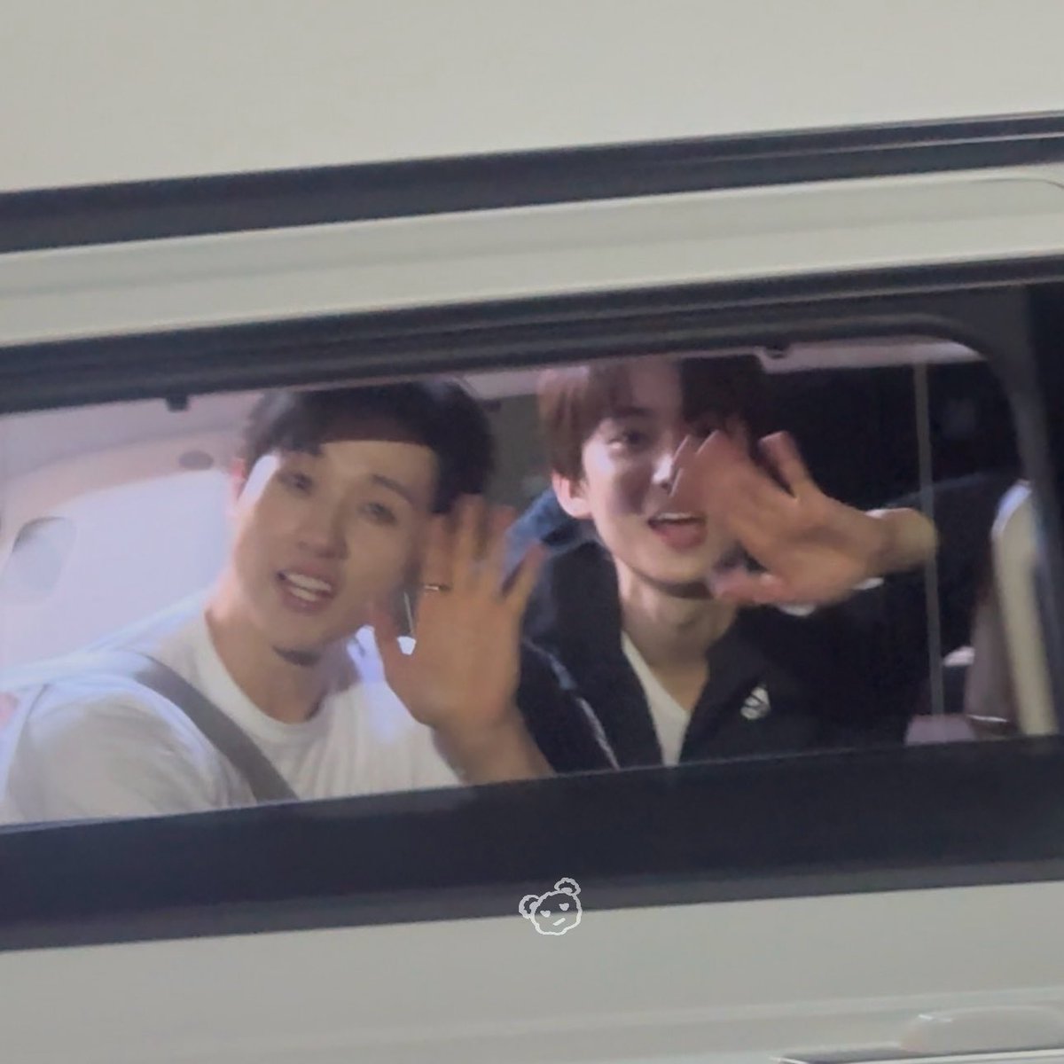 JM_0U0's tweet photo. 너무 행복했댜..♡오빠 구마워 https://t.co/rSzEo8ODSe