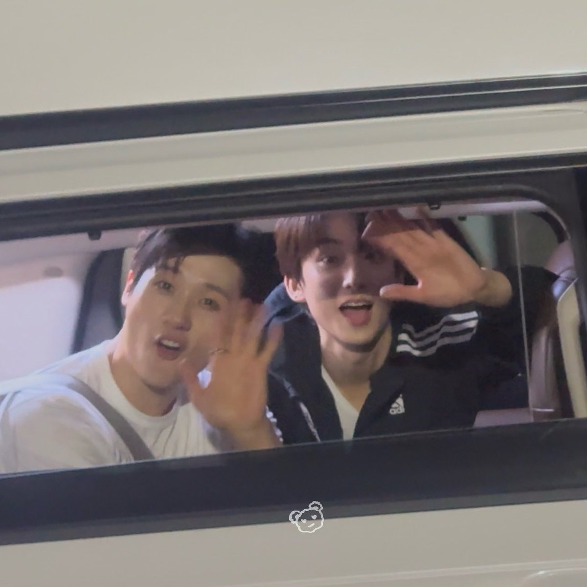 JM_0U0's tweet photo. 너무 행복했댜..♡오빠 구마워 https://t.co/rSzEo8ODSe