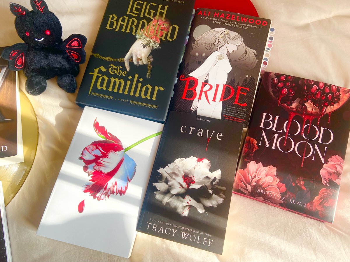 JanisAndreluy9's tweet photo. Fall is here, and I need book recommendations! Thrillers, horror, vampires, ghosts, hauntings, werewolves—the gorier, the better. Share your recommendations below! https://t.co/EUMiyNQVke