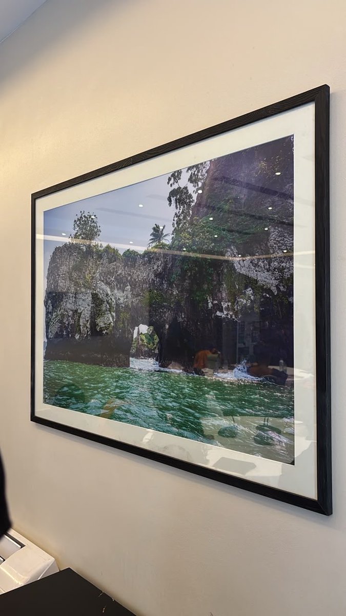 chi_ernest's tweet photo. Love it when my friends and colleagues are able to recognize my artwork in random places 🫶🏽

📍 Hôtel Le Lagon, Rond Point Bastos
#TheTaxiPhotographer 🚖📸 https://t.co/J3ZWnbctWY