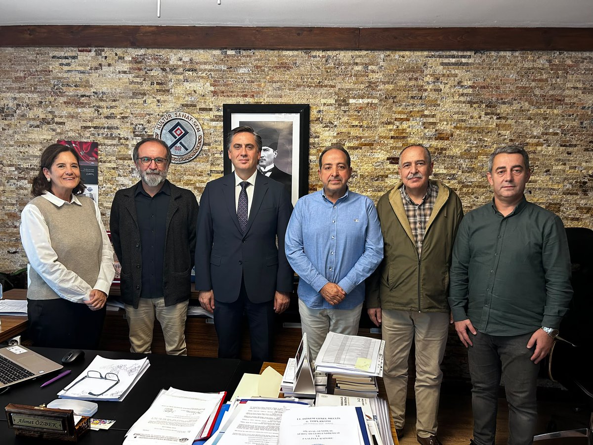kultursanatsen's tweet photo. KÜLTÜREL MİRAS TEMSİLCİLERİ İLE OMUZ OMUZA!
Kültürel mirasımızın ve tarihimizin korunması için canla başla mücadele eden meslek örgütlerinin değerli başkanları Sendikamızı ziyaret etti.
Arkeologlar Derneği Genel Başkanı Bülent TÜRKMEN, Anadolu Sanat Tarihçileri Derneği Genel Başkanı Tekin SÜLLÜ, Müzeciler Derneği Genel Başkanı Hakan Melih AYGÜN ve Müzecilik Meslek Kuruluşu Derneği Genel Başkanı Gül PULHAN'ı Genel Merkezimizde ağırladık.
Genel Başkanımız Ahmet ÖZBEKve Genel Sekreterimiz Yusuf SAĞLAM'ın katılımıyla gerçekleşen görüşmede; kültürel miras uzmanlarının, arkeologların, sanat tarihçilerinin ve müze emekçilerinin yaşadığı sorunları, özlük haklarını ve ortak mücadele hatlarını ele aldık.
Kültür, sanat ve tescilli tarihimizin bekçileri olan tüm meslektaşlarımızın hakları için omuz omuza yürümeye, birlikte üretmeye ve örgütlü gücümüzü büyütmeye devam edeceğiz! Nazik ziyaretleri ve kıymetli dayanışmaları için kendilerine teşekkür ederiz.
#KültürSanatSen #KültürelMiras #Arkeoloji #SanatTarihi #Müzecilik   #AnadoluSanatTarihçileriDerneği   #EmekMücadelesi #Dayanışma  
@ArkeologlarDer
 
@muzecilikmkd
 
@muzecilerderneg