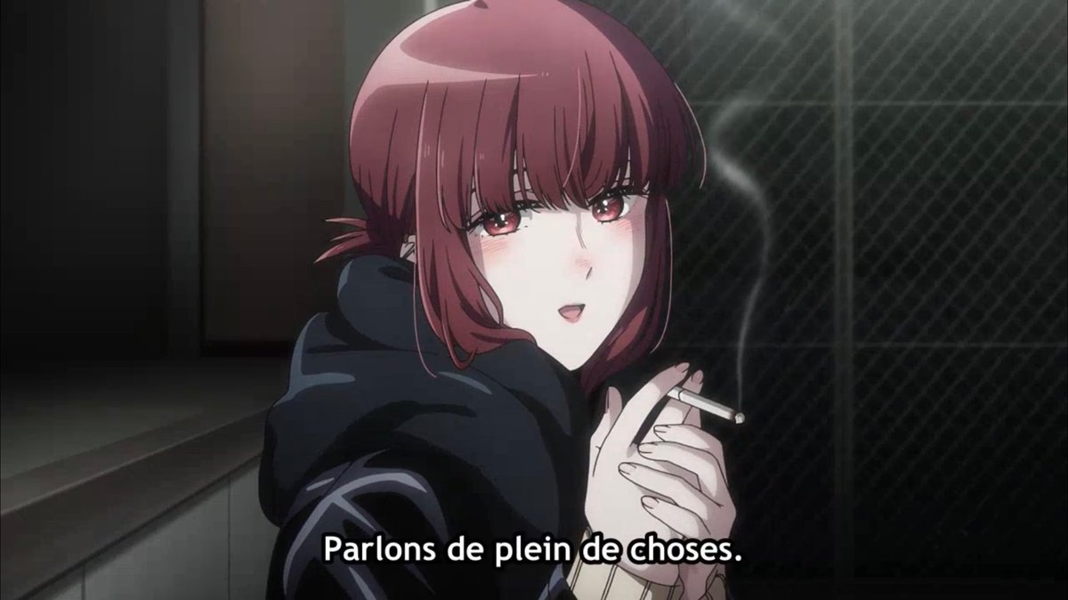 SelmaClaudel's tweet photo. Smoking Behind the Supermarket with you Episode 12 ✅

Incroyable épisode pour conclure la première saison de cet excellent anime de romance. Sasaki a des remords concernant le passé et la relation d’amitié qu’il entretenait avec son ancien patron. Tayama l’éjectera même du fumoir pour qu’il puisse se reprendre et on assistera à une discussion très intéressante entre Sasaki et son ancien patron. Sasaki est d’ailleurs déprimé, car son ancien boss lui a envoyé un message. Il part bientôt en retraite et sa dernière mission se déroulera à Hokkaido. Le soir, Tayama remarque qu’il a la tête ailleurs et ce sera pareil le soir suivant à la supérette ou il s’en ira direct sans faire de courses. Suzuki se fait détruire au boulot et souhaite que Sasaki prenne sa place à Hokkaido. Sasaki s’en veit pour quelque chose et se demande comment il pourrait oser y aller. C’est étrange, car son ex-boss lui a tout de même offert une montre sublime. Le soir, Sasaki est toujours autant dans la lune et Tayama tente de le remotiver comme elle peut. Sasaki parle de sa montre qui est un cadeau et il dit que son ancien patron devrait quitter son entreprise et prendre sa retraite. Sasaki avoue qu’il lui a causé énormément d’ennuis et il pense qu’il ne peut pas aller le voir et faire comme si de rien n’était. Il veut surtout qu’il parte à la retraite l’esprit tranquille. 😢

Tayama s’énerve et ordonne à Sasaki de s’en aller immédiatement. Elle se fiche de savoir qu’elle connerie il a fait. Mais elle trouve que ce n’est pas plaisant de fumer avec lui ces derniers temps. Elle lui dit de revenir lorsqu’il aura les idées claires et pas avant. Suzuki donnera sa place à Sasaki pour qu’il aille à Hokkaido et ce dernier le remercie. Suzuki voulait juste éviter le patron de là-bas qui est un véritable tyran. Yamada s’inquiète de son côté, car Sasaki n’est effectivement plus revenu. Mais elle veut le revoir, car le rencontrer à fait naître de nouveaux sentiments en elle. Sasaki reviendra bien vite et il est allé à Hokkaido entre-temps. Yamada semble heureuse de le revoir et pense que Tayama sera également heureuse. On assiste à la discussion entre Sasaki et son ancien patron. Ce dernier est un mec bien et Sasaki le félicite, tout en le remerciant pour tout. Sadaki pendait n’avoir laissé que ce mauvais souvenirs, mais son ex-boss le reprend comme quoi il n’envoie pas d’invitation aux gens que je déteste. Sasaki parle de sa relation avec Tayama et il a du mal à la décrire. Il parle du fait qu’elle le pousse à chaque fois qu’il est abattu et son ancien patron lui dit que c’est une relation précieuse. Plus tard, Sadaki retrouve Tayama qui est extrêmement heureuse de le revoir. Et elle lui demandera même son écharpe pendant qu’ils discutent de tout ce qu’a fait Sasaki durant son voyage à Hokkaido. 🥰  #SmokingBehindTheSupermarketWithYou #SliceOfLife #Travail #Romance