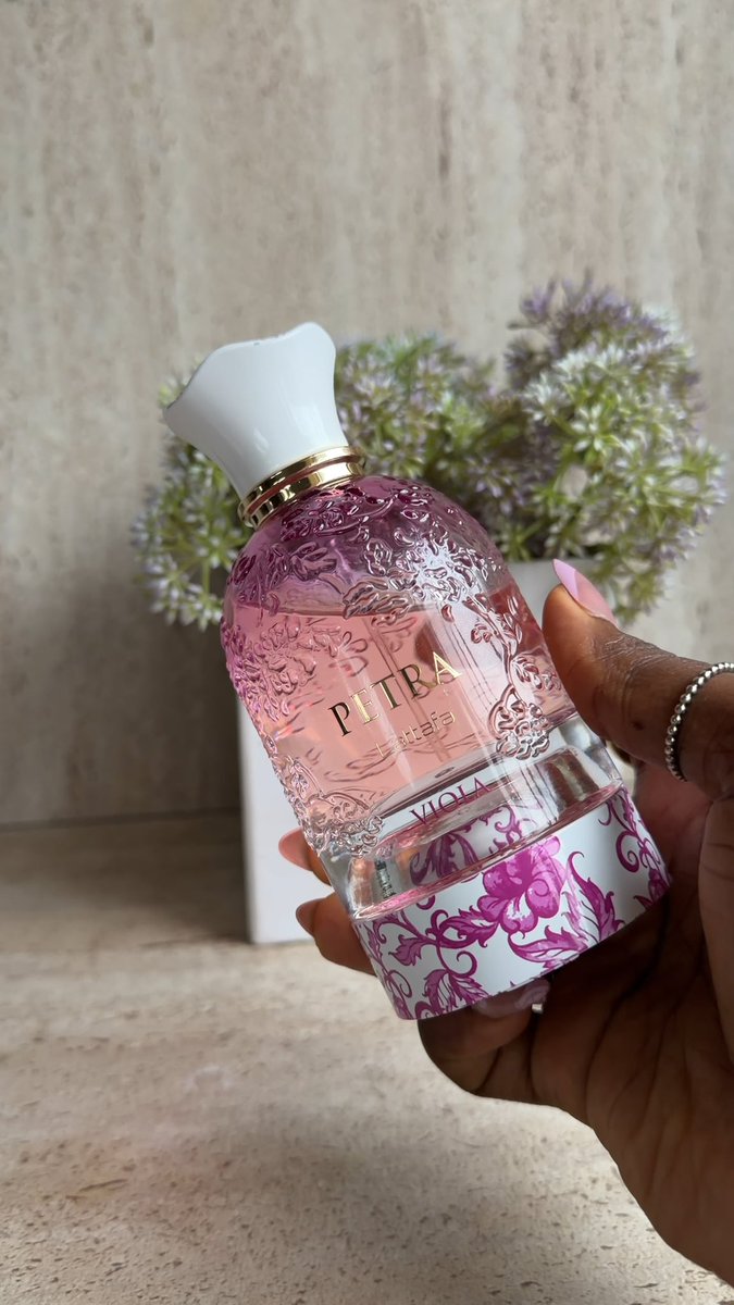 Yettyclassy's tweet photo. Sneak peek into my fragrance haul ✨ https://t.co/d9XewP1GQH